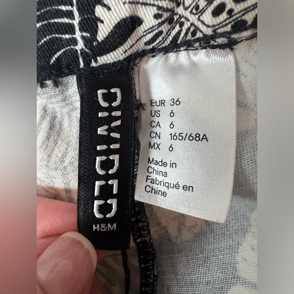 DIVIDED H&M women printed black and white floral shorts/size 6 - Picture 2 of 9